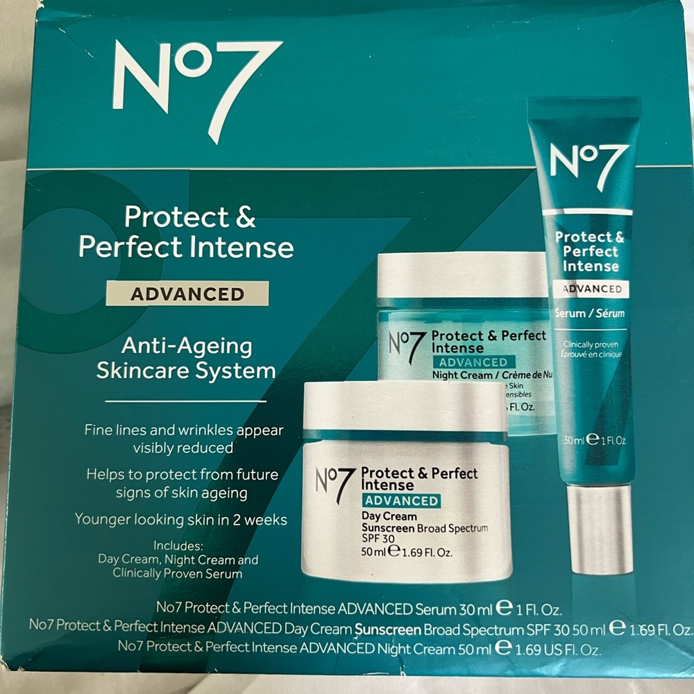 Boots No 7. Protect & Perfect Intense kit